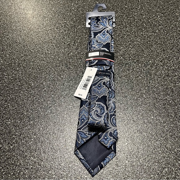 NWT Tommy Hilfiger Moores Paisley Tie - Picture 3 of 4